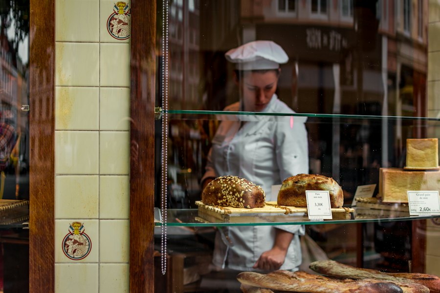Une boulangère derrière sa vitrine